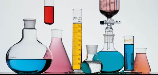 اسهامات الكيميائيين في تعرف خصائص الاحماض والقواعد قصير